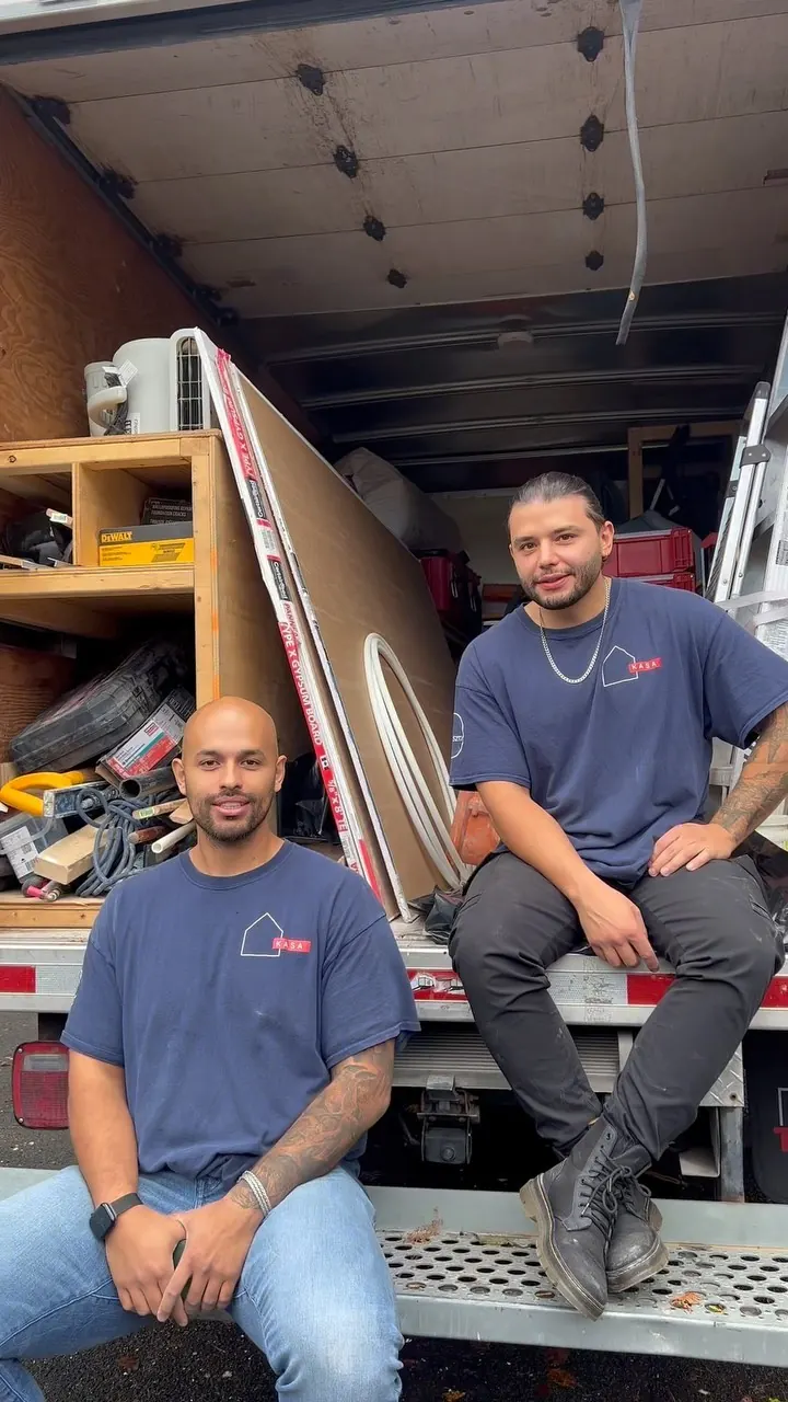 Cristian Mora and Samuel Perez, co-founders of Kasa Entrepreneur Général, on a Montreal job site