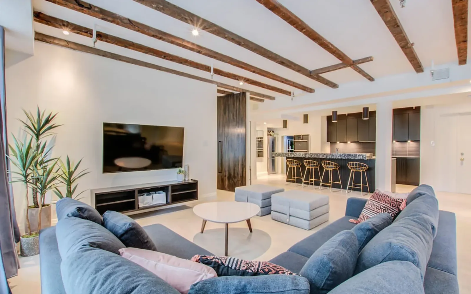 Open living space renovated turnkey by Kasa General Contractor in Montreal